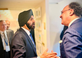Aurangzeb Engages World Bank, Fitch to Boost Economy