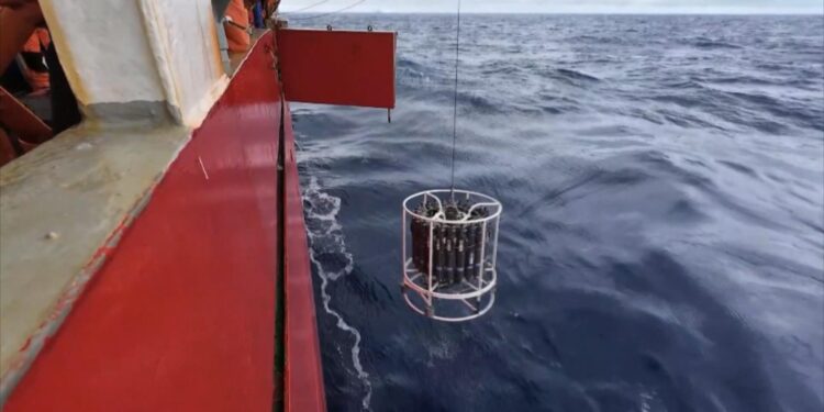 China’s Xuelong Icebreaker Conducts Antarctic Deep-Sea Research