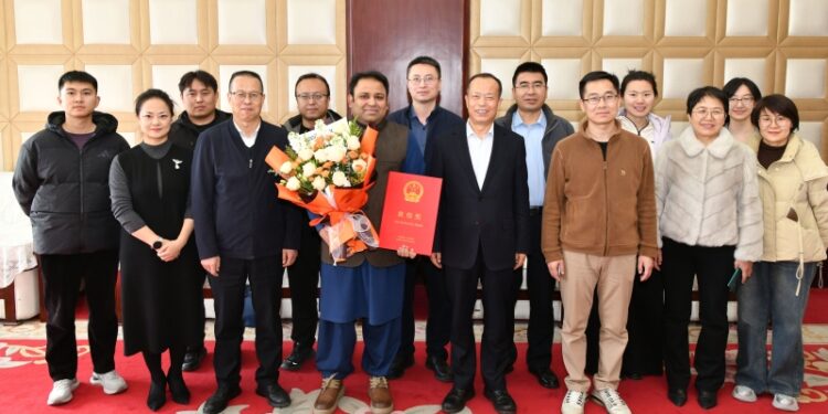 Pakistani Agricultural Scientist Wins Dunhuang Award China