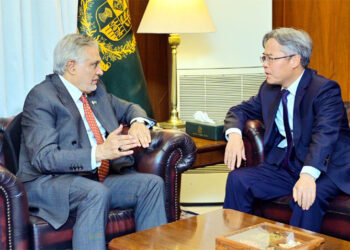 Ishaq Dar Discusses Pakistan-China Cooperation, Region
