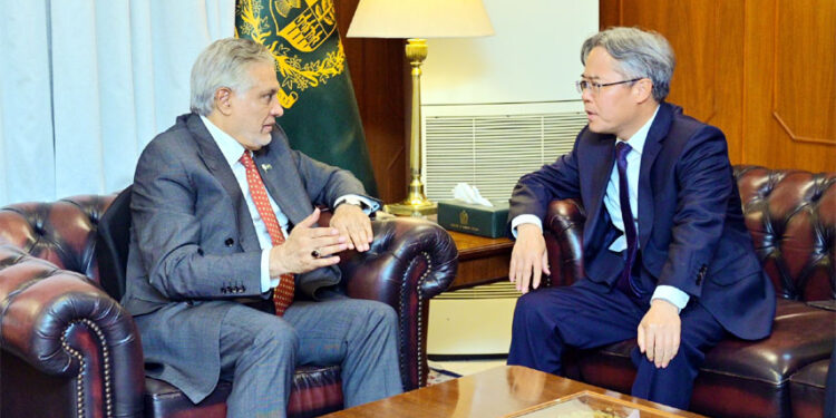 Ishaq Dar Discusses Pakistan-China Cooperation, Region