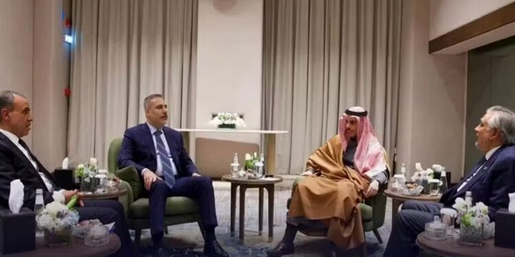 Pakistan Hosts Key Gulf Crisis Diplomacy Meeting