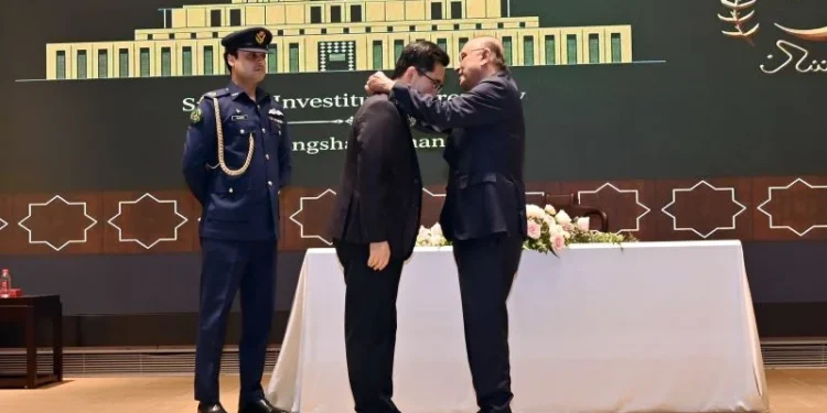Zardari Awards Sitara-i-Pakistan to Chinese Doctor