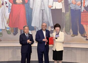 Zardari Pays Tribute to Mao Zedong in China