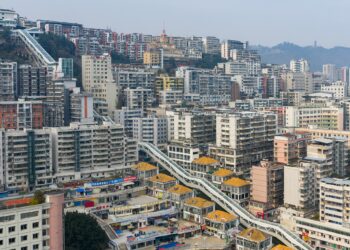 China unveils longest outdoor escalator