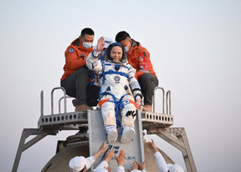 Shenzhou-21 crew returns after 210 days