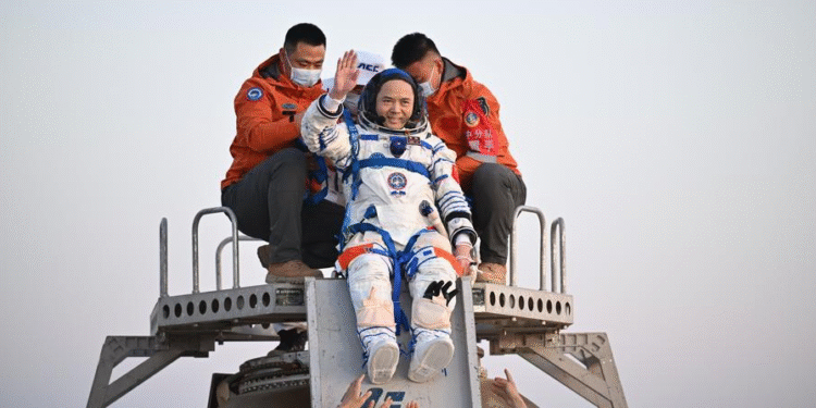 Shenzhou-21 crew returns after 210 days