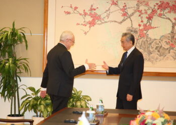 Chinese Foreign Minister meets Pakistani and Uruguayan FM
