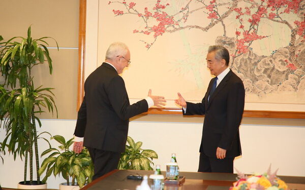 Chinese Foreign Minister meets Pakistani and Uruguayan FM