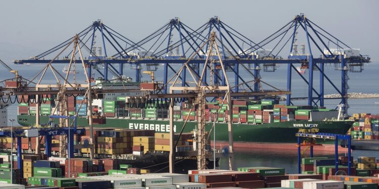 China, Greece transition towards green maritime