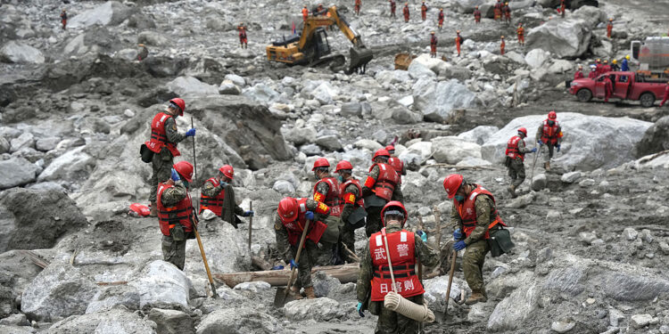 Rescue Continues After Xizang Border Mudslide